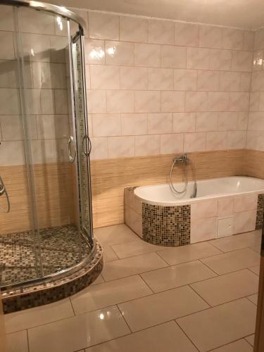 Un baño de Panoramahof Holly