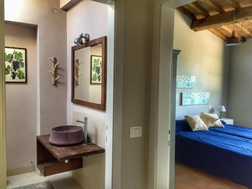 PacianoにあるFonte Pace Luxury Villa - a Fontanaro Propertyのベッドルーム(青いベッド1台、鏡付)