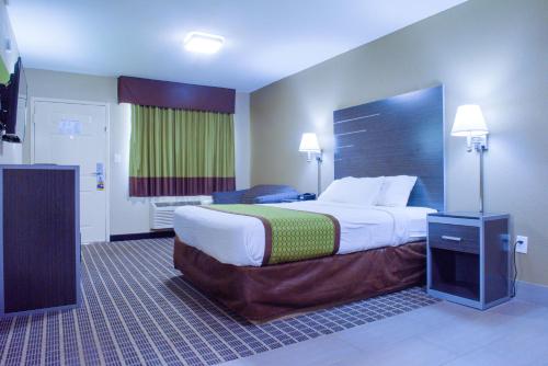 Katil atau katil-katil dalam bilik di Days Inn & Suites by Wyndham Athens
