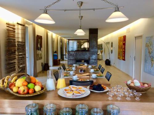- une longue table avec des assiettes de fruits dans l'établissement Campagne les Jumeaux, à Saint-Tropez