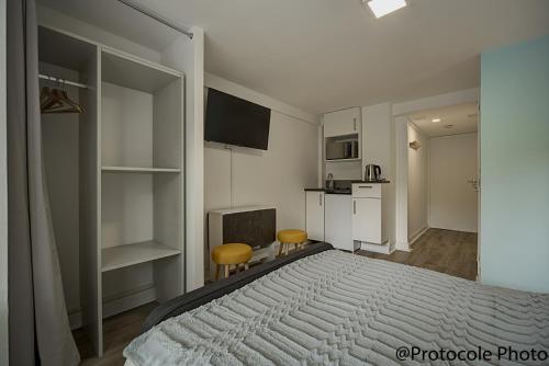 - une chambre avec un grand lit et 2 chaises dans l'établissement My Toul'House, à Toulouse