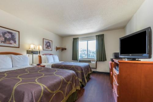 Una cama o camas en una habitación de Super 8 by Wyndham Denton