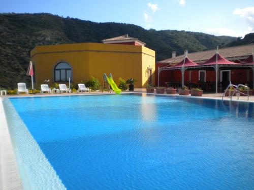una grande piscina di fronte a un edificio di Tenuta Agrituristica Castellesi a Squillace