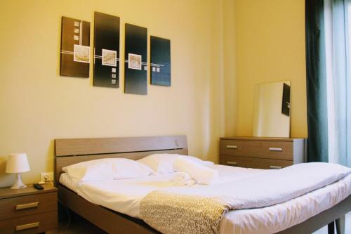 1 dormitorio con 1 cama con sábanas y almohadas blancas en San Donato Apartments, en Turín