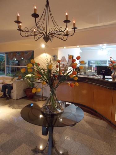 a vase of flowers on a table in a room at Paraiso Termal in Federación