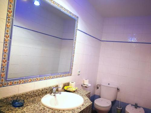 a bathroom with a sink and a toilet at Hostal Restaurante Ego's in Campo de Criptana