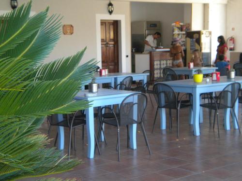 un grupo de mesas y sillas en un restaurante en Tenuta Agrituristica Castellesi, en Squillace