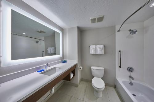 Koupelna v ubytování Holiday Inn Express Hotel & Suites Medford-Central Point by IHG