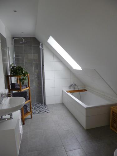 a bathroom with a bath tub and a sink at Ferienwohnungen Familie Jahn in Thesenvitz