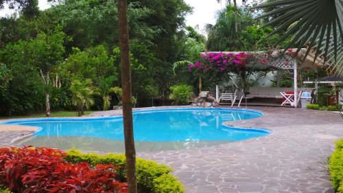 Der Swimmingpool an oder in der Nähe von Terra Luna Lodge