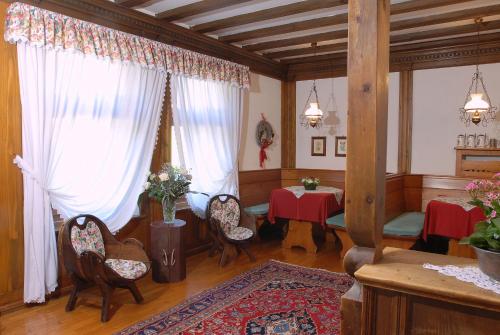 Ein Sitzbereich in der Unterkunft Hotel Albergo Dolomiti