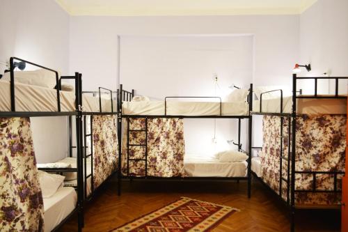 Zimmer mit 3 Etagenbetten in einem Zimmer in der Unterkunft Soul Kitchen in Tbilisi City
