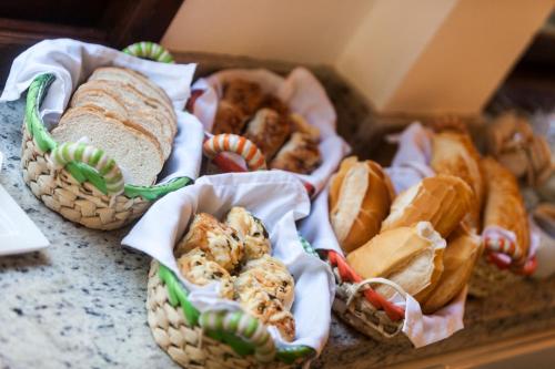 a group of baskets filled with different types of sandwiches at Pousada Quatro Estacoes in Trindade