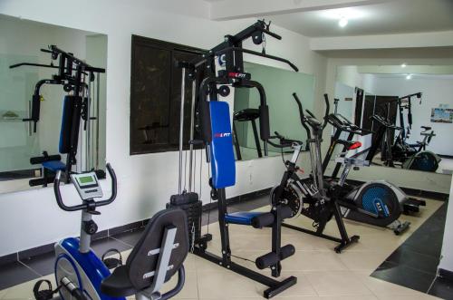 una palestra con diverse cyclette in una stanza di Hotel La Montaña San Gil a San Gil