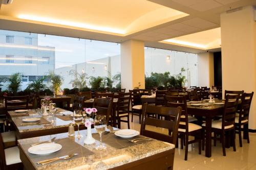 Un restaurante u otro lugar para comer en Crown Victoria Hotel