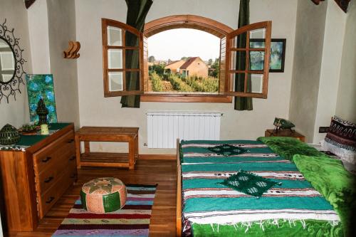 - une chambre avec un lit et une fenêtre dans l'établissement La pommeraie d'Ifrane, à Ifrane