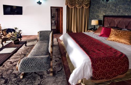 Giường trong phòng chung tại Hotel Doña Manuela