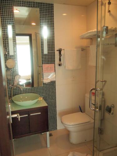 Ένα μπάνιο στο Shanghai Cosmo World Union Service Apartment