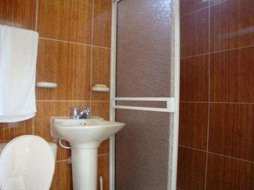 a bathroom with a toilet and a sink at Villa Imperio in La Fuente