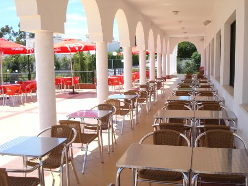 A restaurant or other place to eat at Rialgarve