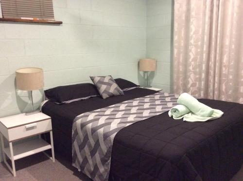 two beds sitting next to each other in a bedroom at Pelican's Nest in Kalbarri