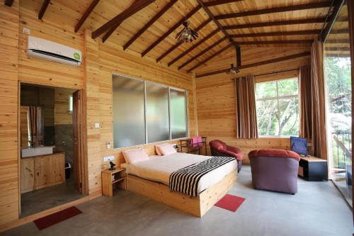 ein Schlafzimmer mit einem Bett und einem TV in einem Zimmer in der Unterkunft Country Homes in Ella