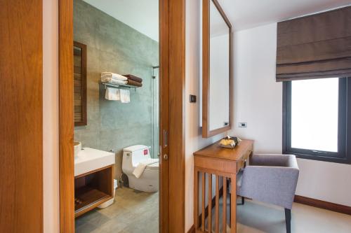 ein Badezimmer mit einem Waschbecken, einem WC und einem Spiegel in der Unterkunft Villa Palavee (B3) in Ao Nang Beach