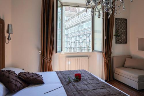 una camera da letto con un letto con una rosa sopra di Flower Cathedral Firenze a Firenze