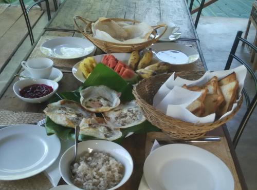 錫吉里亞的住宿－錫吉里森林景觀度假村，餐桌上放有盘子和碗的食物