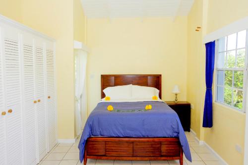Un pat sau paturi într-o cameră la One Hamilton Place - Emerald