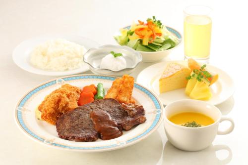 ホテルの敷地内または近くでの食事または食べ物