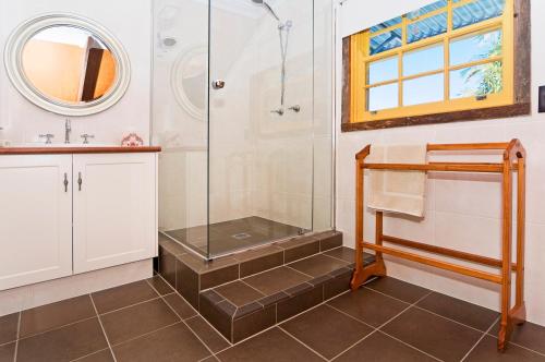 un bagno con doccia e lavandino di Possum Lodge At Cloudhill Estate a Mount Tamborine