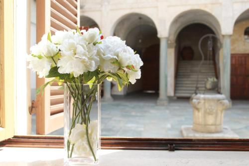 a vase filled with white flowers sitting on a table at B&B Chiara in Biella