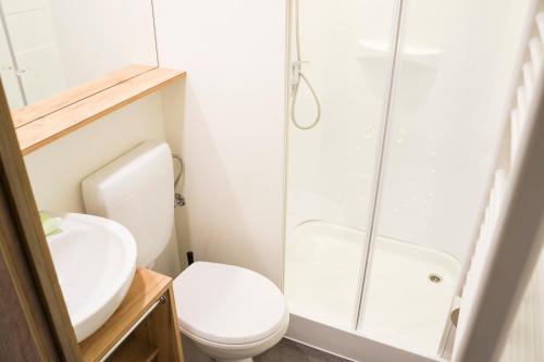 a small bathroom with a toilet and a shower at Anfasteröd Gårdsvik - Tälten in Ljungskile