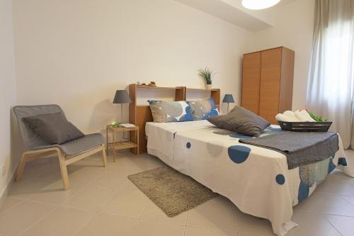 アグリジェントにあるManuìのベッドルーム1室(ベッド1台、椅子付)