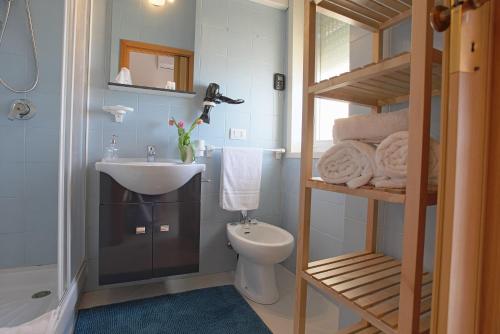 アグリジェントにあるManuìのバスルーム(トイレ、洗面台、シャワー付)