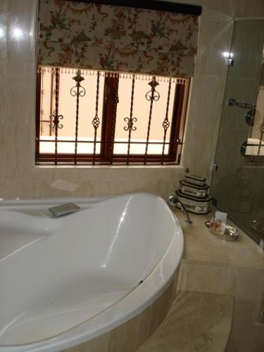Bilik mandi di Kosmos Manor Guest House