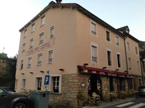 un edificio all'angolo di una strada di Hotel Lou Cantou a Chanac