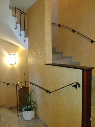 ein Treppenhaus mit einer Treppe an der Wand in der Unterkunft Hotel Lou Cantou in Chanac