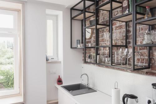 una cucina con lavandino e finestra di Apartament BM a Danzica