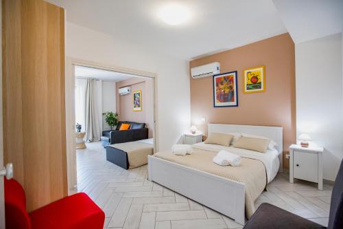 カンポフェリーチェ・ディ・ロッチェッラにあるBelvedere Rent Roomsのベッドルーム1室(ベッド1台付)、リビングルームが備わります。