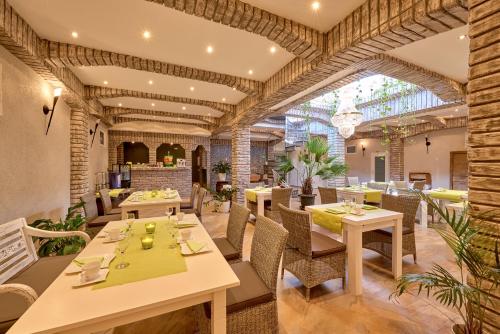 a restaurant with tables and chairs in a building at Hotel Zur alten Stadtkellerei Leipzig in Leipzig