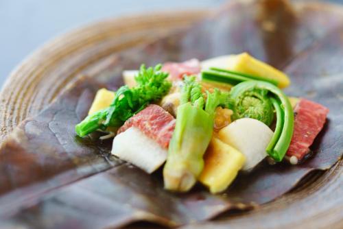 a plate of food with broccoli and other vegetables at Hakkei in Maniwa