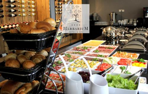 Un buffet con muchos tipos diferentes de comida en una mesa. en Herbarium Hotel & Spa, en Gąsawa