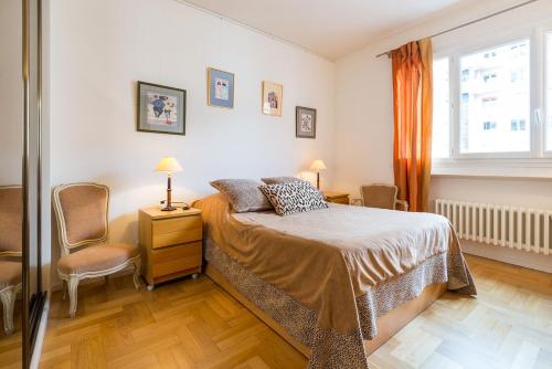 1 dormitorio con 1 cama, 1 silla y 1 ventana en Chambre d'hôtes La Merciere, en Lyon