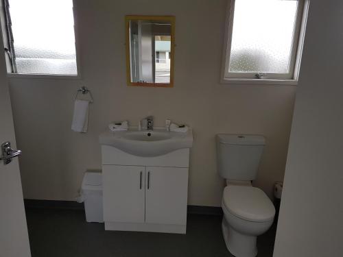 Un baño de Featherston Motels And Camping