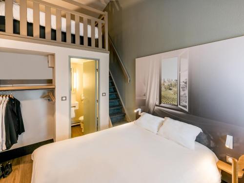 Ένα ή περισσότερα κρεβάτια σε δωμάτιο στο B&B HOTEL Bordeaux Lormont