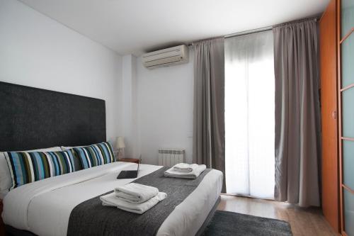 Postel nebo postele na pokoji v ubytování Tendency Apartments Fira
