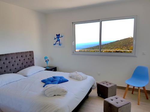 Un dormitorio con una cama grande y una ventana en Résidence Lésia en Corbara