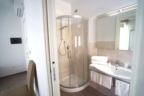 阿爾蓋羅的住宿－Rooms Angedras，带淋浴和盥洗盆的浴室